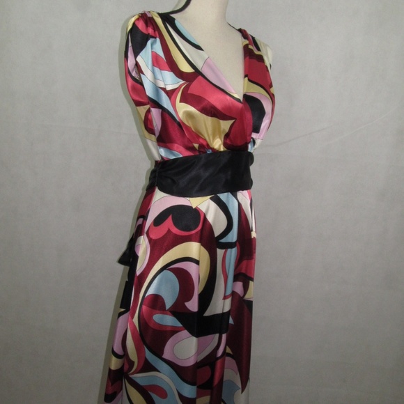 Roulette Dress V Neck Size 6 Sash Flower Design - Picture 2 of 7